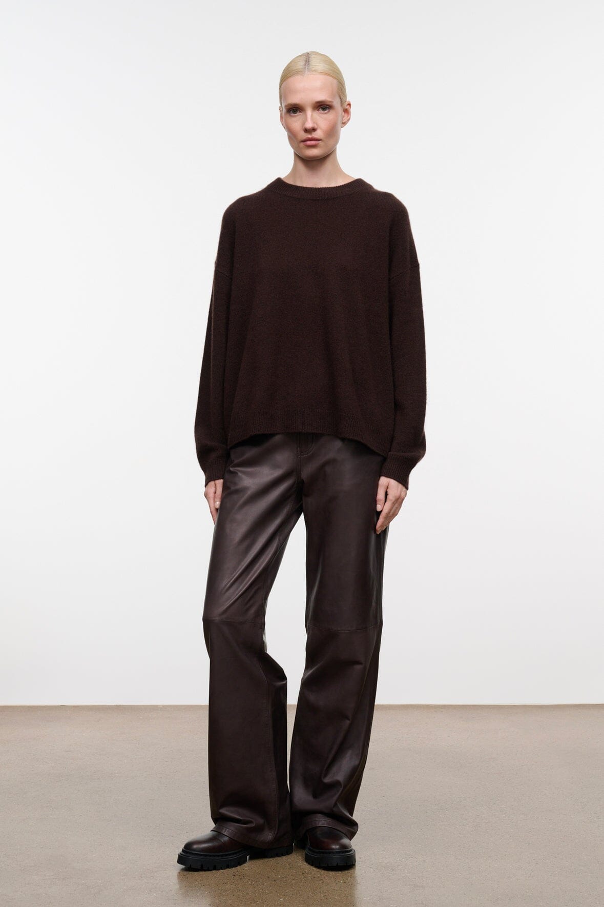 SERRANO CASHMERE RELAXED CREW | DARK CHOCOLATE
